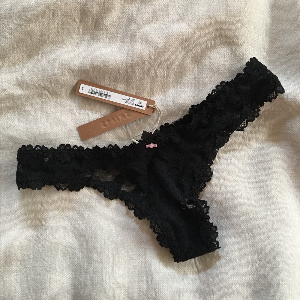 SKIMS BLACK LACE THONG M